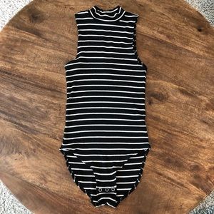 AMERICAN EAGLE - Black & White Women’s Onesie
